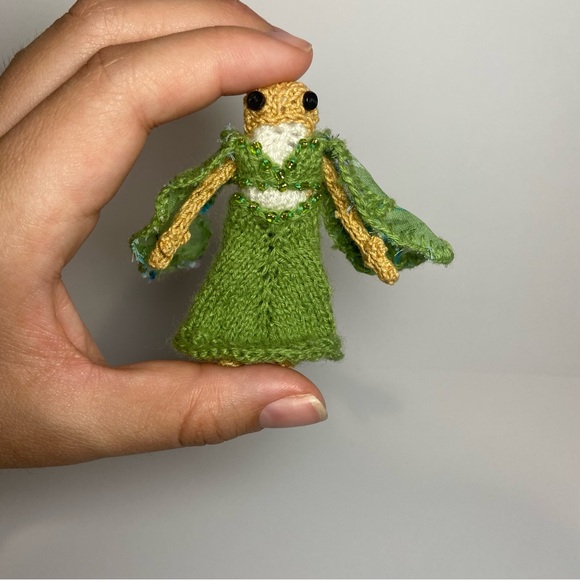 Tiny Microknitted Frog- Folklore - Picture 10 of 13